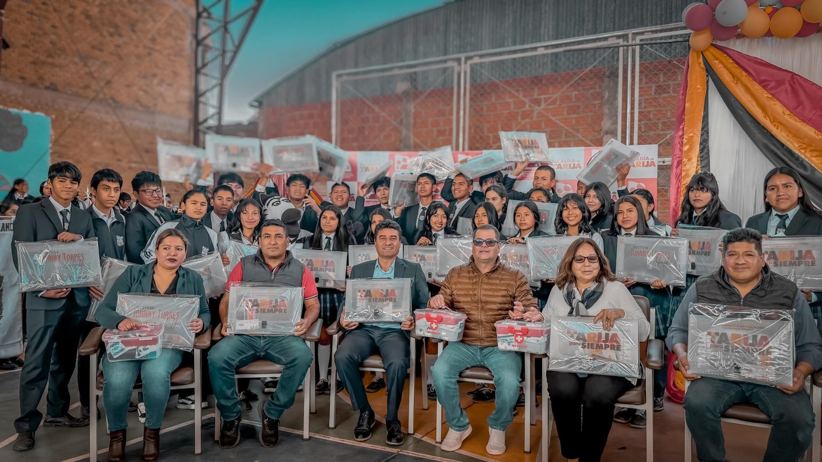 Alcalde de Tarija inicia la entrega de material escolar de apoyo ...
