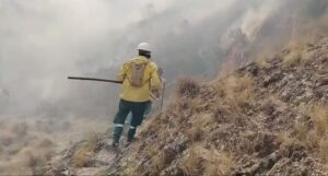 Bombero voluntario trabaja en el lugar afectado