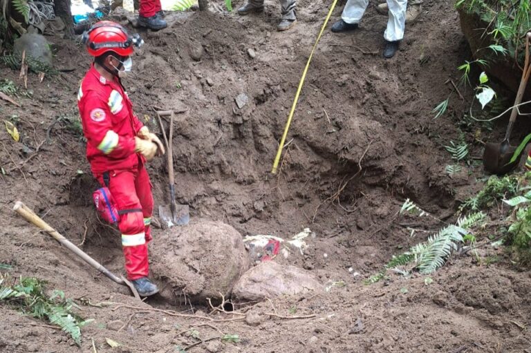 Bomberos de la policía resliza trabajos de recuperación de los cuerpos